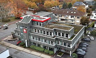 Ein rotes Dach als sichtbares Markenzeichen: Die Caritas an der Friedrich-Ebert-Straße gegenüber vom Amtsgericht. - Andreas Frücht