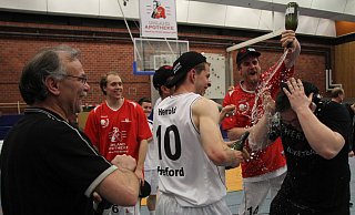Aufstiegsfeier: Cheftrainer Stefan Schettke (r.) wird von Jonas Herold (Nummer 10), Julian Schütz (mit Mütze) und Timo Bode begossen. Till Neuhaus (im Hintergrund) und der damalige BBG-Geschäftsführer Jürgen Berger beobachten das Ritual. - Archiv: Stefan Hageböke