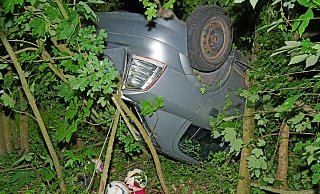 Hinter Bäumen versteckt und von der Straße nicht einsehbar war der Opel Astra mit beiden Insassen in einem Waldstück neben der Haaerener Straße auf dem Dach liegen geblieben. - Ralph Meyer