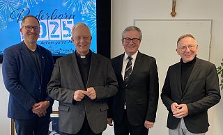Weihbischof Matthias König (2. v. l.) und Dechant Benedikt Fischer (r.) haben im Gespräch mit Bürgermeister Michael Dreier (2. v. r.) und Dekanatsreferent Rainer Fromme über Seelsorge in Neubaugebieten gesprochen. - Dekanat Paderborn