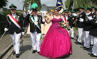Das Schützenkönigspaar Karsten und Katrin Steffensmeier genießt den Festumzug in Verne. - Johannes Büttner