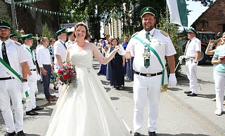 Stefanie und Jonas Westermeier strahlen als Königspaar um die Wette. - Johannes Büttner