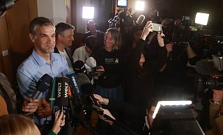 Wahlsieger Kai Buchmann (parteilos) tritt nach der Stimmenauszählung vor die Kameras. - Matthias Bein/dpa