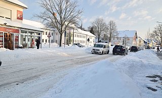 Viel Schnee liegt auch entlang der Langen Straße in Spenge. Autofahrer müssen ihren Fahrstil entsprechend anpassen. - Mareike Patock