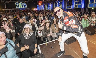 Der Bielefelder Connor Meister hatte sein Publikum im Lokschuppen schnell auf seiner Seite. - Jörg Dieckmann