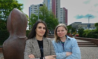 Freysa (37), Radiologin aus Kiew, und Juliia (36), Krankeschwester aus Charkiw, lernen fleißig Deutsch, damit sie möglichst bald wieder Menschen helfen können. - Andreas Zobe
