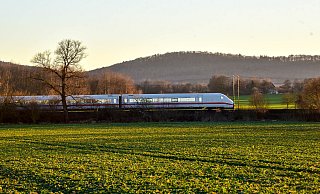 Noch fahren die Schnellzüge auf der Stammstrecke, geht nach Plänen zum Deutschlandtakt 2030 könnte eine neue Schnellfahrtstrecke durch Ostwestfalen-Lippe und das Weserbergland gebaut werden. - Johannes Pietsch