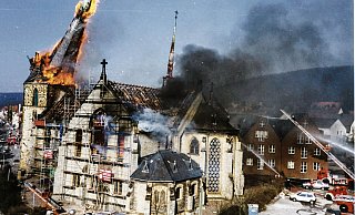 Am 21. Februar 1990 brennt die Bartholomäuskirche in Brackwede bis auf die Grundmauern nieder. - Frank Becker