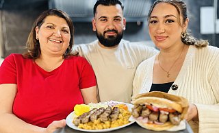 Eröffnung des Imbiss "Balkan Authentic" im Bielefelder Harms-Markt (v.l.): Vera Savic-Rose, Aleks Suljevic und Suada Suljevic. - Stefan Becker Eröffnung des Imbiss "Balkan Authentic" im Bielefelder Harms-Markt (v.l.): Vera Savic-Rose, Aleks Suljevic und Suada Suljevic. - Stefan Becker