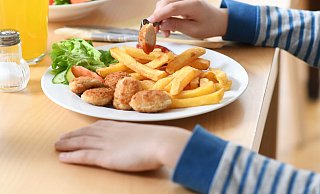 Beim Restaurantbesuch dürfen Pommes und Co. nicht fehlen. Dabei gibt es leckere und vor allem gesunde Alternativen. - Tobias Hase/dpa