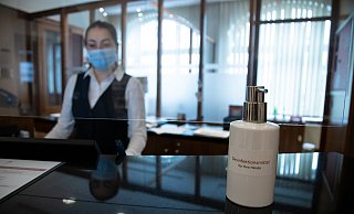 Hotelangestellte verdienen im Durchschnitt 21 Prozent mehr, wennsie nach Tarif bezahlt werden. Das ergab eine Umfrage der Plattform lohnspiegel.de. Die Gewerkschaft NGG fordert die Unternehmen dazu auf, sich gerade in Krisenzeiten zu Tarifverträgen zu bekennen. - NGG