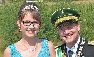 Sehen dem Festumzug entgegen: Das Königspaar Thorsten Schulte und Claudia Böhle im heimischen Garten. - Dietmar Gröbing