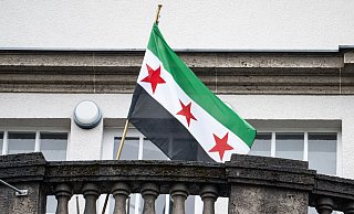 Das neue Wappen des syrischen Fußballverbands ähnelt der Flagge der syrischen Revolutionäre. - Fabian Sommer/dpa