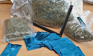 Diese Beutel mit Marihuana-Blüten wurden bei einer Wohungsdurchsuchung sichergestellt. - Polizei Höxter