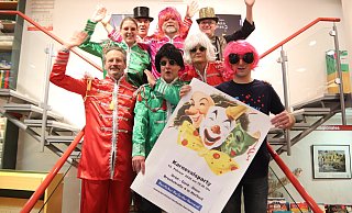 Freudiges Helau: Michael Brücher (von v.l.) Wolfgang Welscher, Stefan Beckert , Viola Spanner (von m.l.), Maria Dargel, Michael Epping (von h.l.), Frank Meier und Stefan Hohaus sind bereit für Karneval. - Alexandra Golfinger