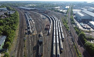 Züge stehen auf dem Abstellgleis im Heaton Depot: Die Bahnbeschäftigten der Gewerkschaft Rail, Maritime and Transport (RMT) drohen mit Streiks wollen über die Festtage. - Owen Humphreys/PA Wire/dpa