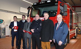 Tino Wenkel (v. l., Allgemeiner Vertreter des Bürgermeisters), Philipp Pedall (Gemeindebrandmeister), Uwe König (Samtgemeindebürgermeister), Olaf Groffmann (Ortsbrandmeister), Andreas Apeldorn (Firma Rosenbauer) und Werner Tyrasa (Bürgermeister Lauenförde). - Manuela Puls