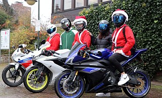 Malcom Buchholz (v.l.), Tristan Josting, Finn Menkhoff, Emely Ulmann und Leon Luca Stinkiewicz freuen sich auf viele Kinder, denen die sie am 1. Advent Süßigkeiten mitbringen. - Andreas Sundermeier