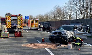 Die Feuerwehr kümmerte sich um ausgelaufene Brennstoffe. - Feuerwehr Löhne