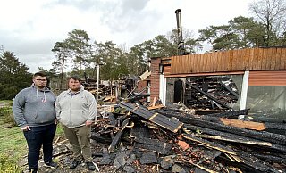 Kevin Höfinghoff (rechts) steckt der Schrecken noch in den Knochen. Er bemerkte der Feuer rechtzeitig. Dankbar ist er für die große Unterstützung seiner Freunde. Einer von ihnen ist Nico Heseker, der spontan eine Spendenaktion auf die Beine stellte. - Tasja Klusmeyer
