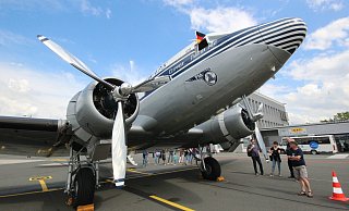 Die DC-3 wurde in ihrer militärischen Variante bei der Berliner Luftbrücke eingesetzt und wird deshalb auch als Rosinenbomer bezeichnet. - Marco Schreiber