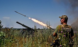 Soldaten einer separaten Brigade der Territorialen Verteidigung aus Dnipro feuern mit einem Partizan-Raketenwerfer auf russische Stellungen. - Ukrinform/dpa