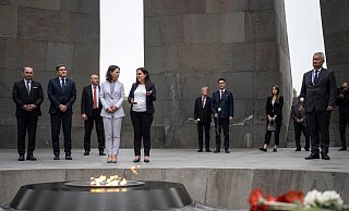 Außenministerin Annalena Baerbock und Edita Gsojan (r), Direktorin der Stiftung «Institut des Völkermordmuseums Armeniens» stehen gemeinsam an der ewigen Flamme. Die Gedenkstätte Zizernakaberd erinnert an den Völkermord an Armeniern von 1915. - Hannes P. Albert/dpa