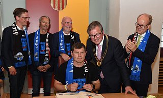 Nach dem Aufstieg in die 1. Bundesliga trug sich Steffen Baumgart am 20. Mai 2019 ins Goldene Buch der Stadt Paderborn ein. Mit dabei waren damals unter anderem (v. l.) die SCP-Vizepräsidenten Carsten Linnemann und Rüdiger Völkel, Vereinschef Elmar Volkmann, Bürgermeister Michael Dreier und NRW-Landtagspräsident André Kuper. - Ulrich Petzold