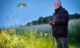 Dag Honsel startet die Drohne. Auf etwa 60 Metern Höhe zieht sie ihre Flugbahnen über die Wiesen. - BARBARA FRANKE