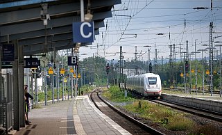 Das Netz an Oberleitungen ist in Gütersloh veraltet. Um den Bahnhof auszubauen, müsste es komplett erneuert werden. Das hätte eine Vollsperrung für mehrere Monate zu Folge. - Andreas Frücht