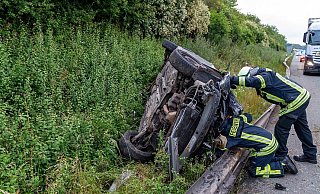 Das Auto kam erst teils auf dem Dach, teils auf der Seite zum Liegen. - Feuerwehr Porta/Michael Horst
