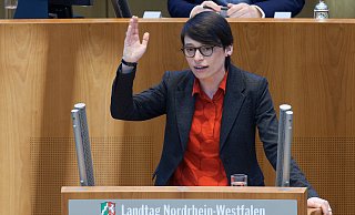 Josefine Paul  spricht bei einer Sitzung des Landtags zum Personalmangel in Kitas. - picture alliance/dpa