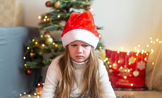 Wutanfälle unterm Weihnachtsbaum: Viele Kinder stehen an den Festtagen unter Strom. Experten verraten, wie Eltern damit am besten umgehen. - IMAGO/Pond5 Images
