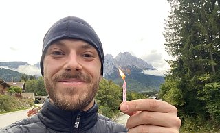 Nach dem elfstündigen Ultramarathon beschenkt sich Max Breitsprecher aus dem Kreis Gütersloh selbst mit einer kleinen brennenden Kerze. - Privat Nach dem elfstündigen Ultramarathon beschenkt sich Max Breitsprecher aus dem Kreis Gütersloh selbst mit einer kleinen brennenden Kerze. - Privat