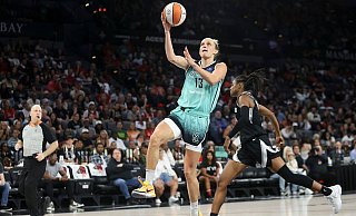 Hat die Chance auf den Titel in der WNBA - und mit ihrer Leistung großen Anteil daran: Leonie Fiebich von den New York Liberty. - Ian Maule/AP/dpa