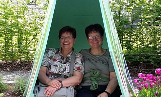 Wir machen Muttertag immer mit mehreren Frauen einen Muttertagsausflug. In diesem Jahr waren wir auf der Landesgartenschau. Mein Bild zeigt mich und  meine Schwester Wichtrud Fischer in einem der Hausgärten. Wir hatten strahlenden Sonnenschein bei unserem Besuch.