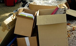 Zwei Paketzusteller haben in Minden offenbar zahlreiche Pakete aus ihren Zustellfahrzeugen aufgerissen und zum Teil entleert. - Pixabay