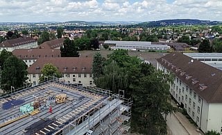 Die Umbauarbeiten der ehemaligen Wohnblocks an der Vlothoer Straße zu Studierenden-Appartements gehen weiter. Diese Woche werden die Kräne abgebaut. - Stadt Herford