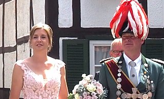 Das bezaubernde Königspaar Maria und Carsten Peters wurde mit seinem prächtigen Gefolge bejubelt und frenetisch gefeiert. - Josef Köhne