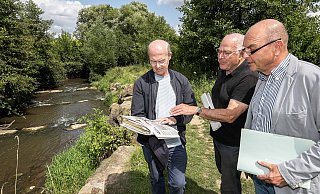Martin Enderle, Tilman Rhode-Jüchtern und Michael Blaschke (v. l.) von Pro Grün machen sich für die Renaturierung der Johannisbachaue stark. - © Jörg Dieckmann - www. dieckmann-fotodesign.de