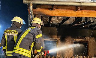 Das Wohnhaus in Erkeln ist nach dem Brand unbewohnbar. - Feuerwehr Brakel