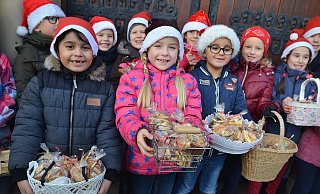 Die Kinder aus der Pinguin-Klasse der Grundschule Enger verkauften Kekse auf dem Adventsbummel und in der Stadt. - Mareike Patock