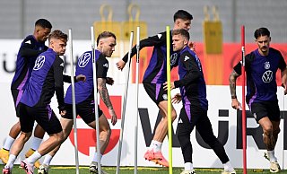Das Team um Benjamin Henrichs (l-r), Joshua Kimmich, David Raum, Kai Havertz, Maximilian Mittelstädt und Robin Koch hat laut Bundesliga-Profis gute Titelchancen. - Federico Gambarini/dpa