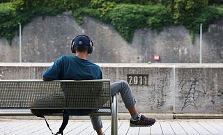 Laut einer Umfrage im Auftrag des Digitalverbands Bitkom hören etwa die Hälfte (49 Prozent) aller Befragten gelegentlich Podcasts. - Karl-Josef Hildenbrand/dpa/dpa-tmn