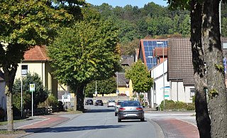 Täglich fahren unzählige Fahrzeuge durch Rheder. - Helga Krooß