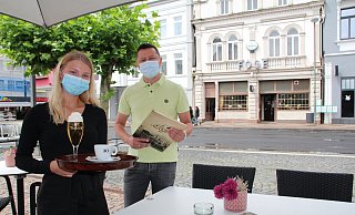 Mandy Frömmgen und der Inhaber vom Föge, Admir Selimovic, sind froh, dass das Lokal endlich wieder öffnen durfte. Selimovic sucht Mitarbeiter für den Service. - Susanne Barth