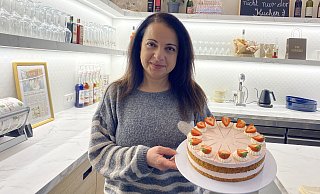 Bercin Mammis präsentiert ihre selbst gebackene Erdbeer-Mascarpone-Torte. - Selin Meier