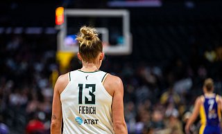 Leonie Fiebich ist in der WNBA zwar ein Rookie, spielt aber dank Erfahrung in Europa wie ein abgezockter Profi. - Maximilian Haupt/dpa
