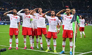 Spieler der türkischen Nationalmannschaft salutieren nach dem Torjubel. Der Vorsitzende des Paderborner Integrationsrates verteidigt das. - Witters