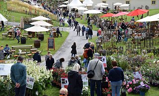 Viel Platz zum Bummeln: Das Konzept scheint aufzugehen. Weniger Stände und begrenzte Besucherzeahl führen zu wenigen Engpässen auf der Klosteranlage. - Anja Ebner